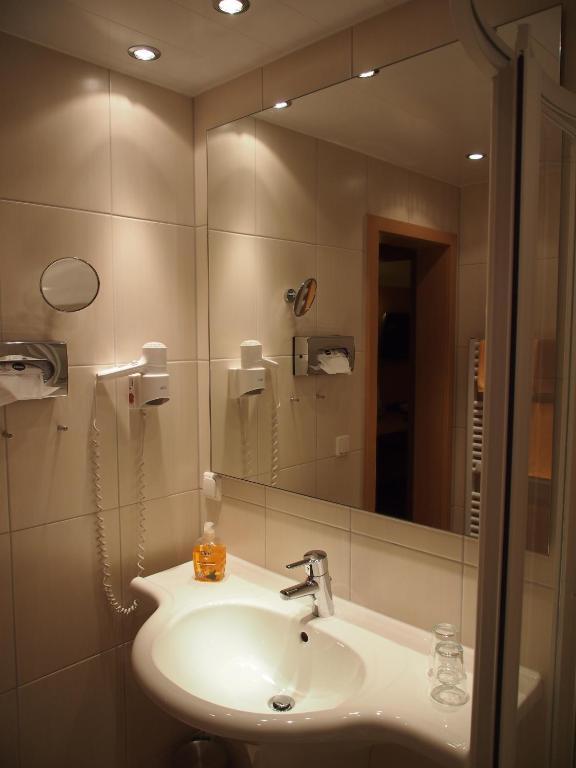 Hotel Neugebauer Am Rheinsteig Geisenheim Zimmer foto